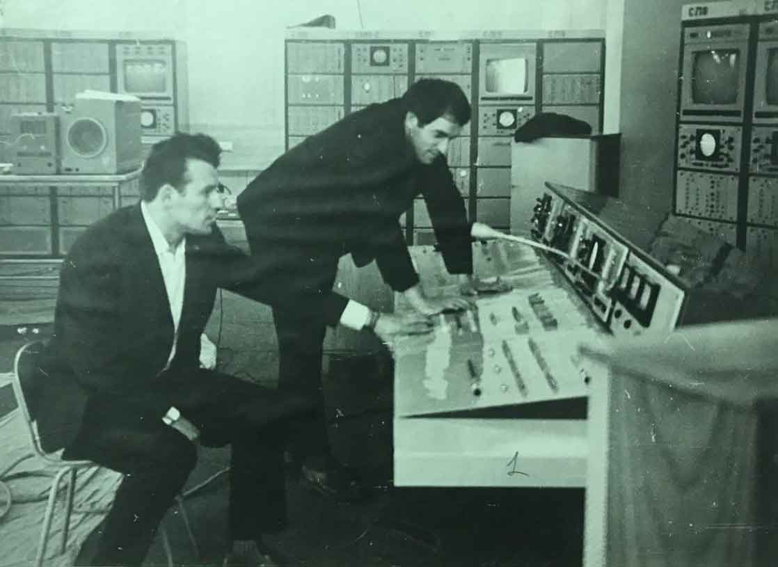  В.Денисов и Г.В. Пушков за настройкой аппаратуры центральной аппаратной ОТЦ, 1967г